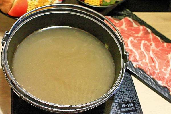 【新莊美食】なべNabe日式火鍋.燒烤-手臂般巨大明蝦及比臉大三倍帝王蟹火鍋店