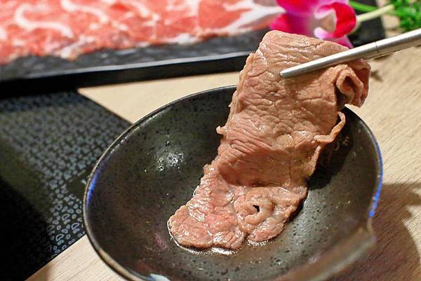 【新莊美食】なべNabe日式火鍋.燒烤-手臂般巨大明蝦及比臉大三倍帝王蟹火鍋店