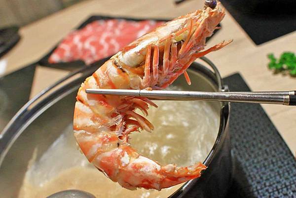 【新莊美食】なべNabe日式火鍋.燒烤-手臂般巨大明蝦及比臉大三倍帝王蟹火鍋店