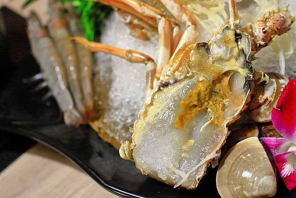 【新莊美食】なべNabe日式火鍋.燒烤-手臂般巨大明蝦及比臉大三倍帝王蟹火鍋店
