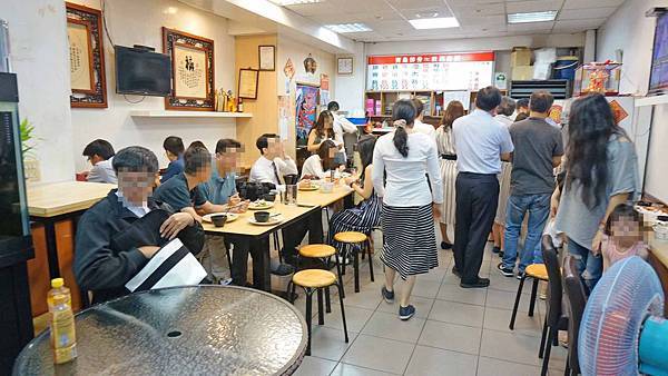 【台北美食】青島排骨便當-中午用餐時間必定大排長龍的超強店家