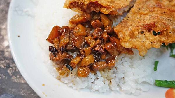 【台北美食】青島排骨便當-中午用餐時間必定大排長龍的超強店家