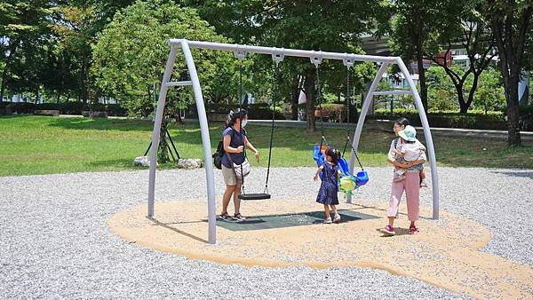 【台北景點】華山大草原遊戲場-盪鞦韆、溜滑梯、極限滑索等多項設施讓小孩免費玩到翻