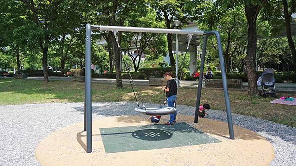 【台北景點】華山大草原遊戲場-盪鞦韆、溜滑梯、極限滑索等多項設施讓小孩免費玩到翻