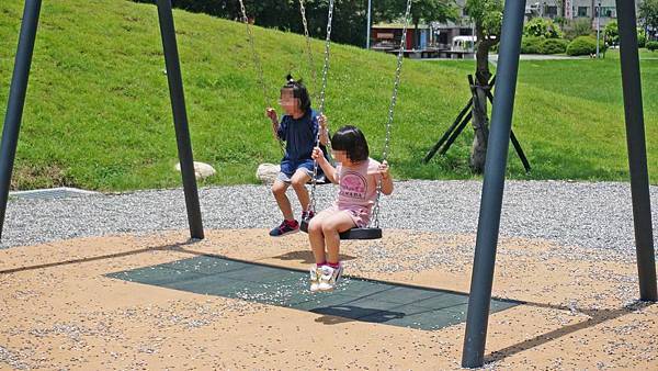 【台北景點】華山大草原遊戲場-盪鞦韆、溜滑梯、極限滑索等多項設施讓小孩免費玩到翻