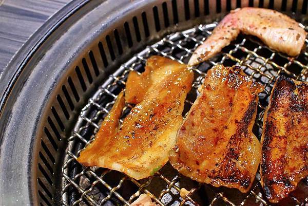 【台北美食】好客海鮮炭火燒肉-厚切牛舌、牛小排、橫膈膜等超過２００樣食材無限量吃到飽