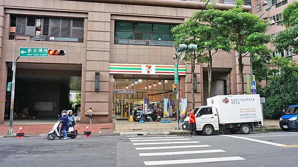 【中和建案】中河棧-中和捷運600米，樓下即是超商、全聯，臨近大潤發、迪卡儂超方便生活機能捷運宅