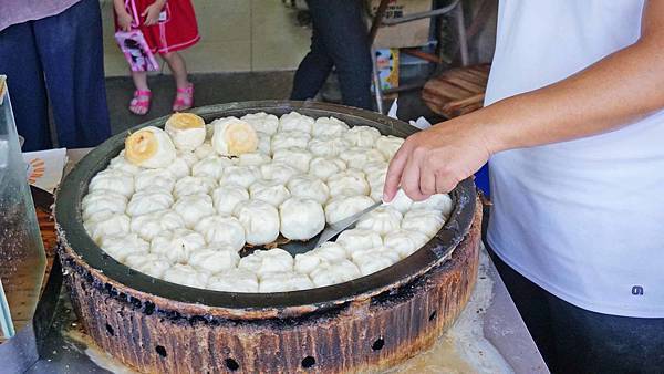 【新竹美食】素食水煎包.餡餅-還沒有出爐就不少人排隊的超人氣水煎包