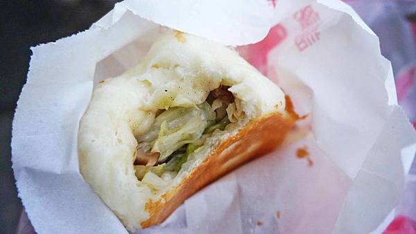 【新竹美食】素食水煎包.餡餅-還沒有出爐就不少人排隊的超人氣水煎包 【新竹美食】素食水煎包.餡餅-還沒有出爐就不少人排隊的超人氣水煎包