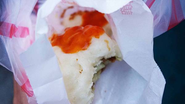 【新竹美食】素食水煎包.餡餅-還沒有出爐就不少人排隊的超人氣水煎包