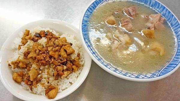 【新竹美食】老黃豬腳大王-Q彈沒有臭腥味的美味豬腳小吃店 【新竹美食】老黃豬腳大王-Q彈沒有臭腥味的美味豬腳小吃店