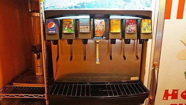 【台北美食】Huge Burger-不到200元就能吃到超高CP值美式漢堡套餐