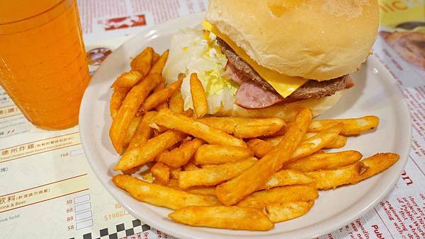 【台北美食】Huge Burger-不到200元就能吃到超高CP值美式漢堡套餐