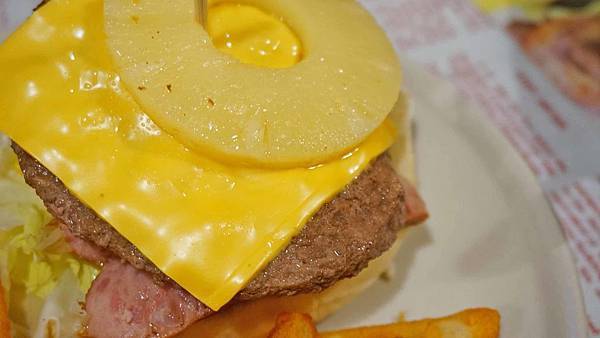 【台北美食】Huge Burger-不到200元就能吃到超高CP值美式漢堡套餐