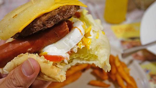 【台北美食】Huge Burger-不到200元就能吃到超高CP值美式漢堡套餐