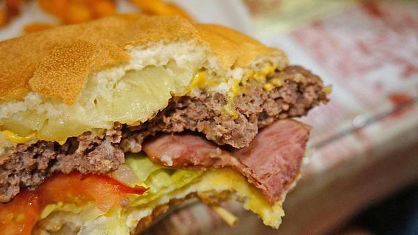 【台北美食】Huge Burger-不到200元就能吃到超高CP值美式漢堡套餐