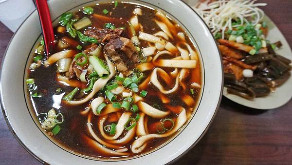 【台北美食】夯仔口牛肉麵-無敵大份量，CP值爆表的隱藏版美食
