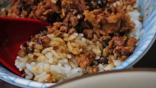 【台北美食】夯仔口牛肉麵-無敵大份量，CP值爆表的隱藏版美食