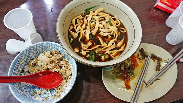 【台北美食】夯仔口牛肉麵-無敵大份量，CP值爆表的隱藏版美食