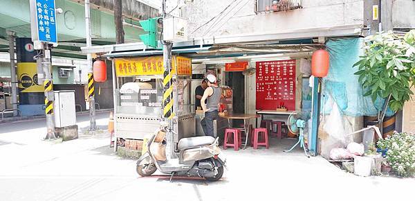 【板橋美食】排骨酥湯、招牌筒仔米糕-深受附近居民喜愛的美食小吃店