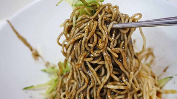 【台北美食】老山東蔥油餅韭菜盒涼麵食堂-不同以往的特殊口味，讓人一口接一口的美味