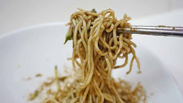 【台北美食】老山東蔥油餅韭菜盒涼麵食堂-不同以往的特殊口味，讓人一口接一口的美味