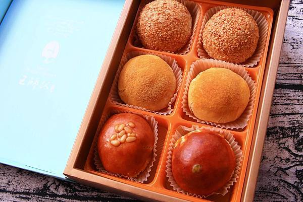 【中秋節月餅禮盒開箱文！】８家不同品牌老字號糕餅店評比！佳德糕餅、長興餅店、雪花齋、王師父餅舖、宝泉百年餅舖、台北犁記、月十二曲、君城本家，哪一家最推薦、最好吃！