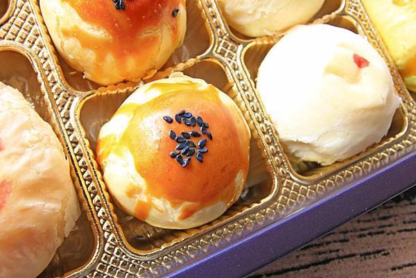 【中秋節月餅禮盒開箱文！】８家不同品牌老字號糕餅店評比！佳德糕餅、長興餅店、雪花齋、王師父餅舖、宝泉百年餅舖、台北犁記、月十二曲、君城本家，哪一家最推薦、最好吃！