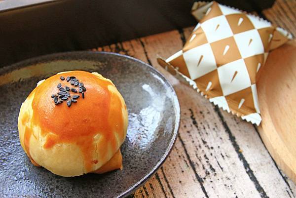 【中秋節月餅禮盒開箱文！】８家不同品牌老字號糕餅店評比！佳德糕餅、長興餅店、雪花齋、王師父餅舖、宝泉百年餅舖、台北犁記、月十二曲、君城本家，哪一家最推薦、最好吃！