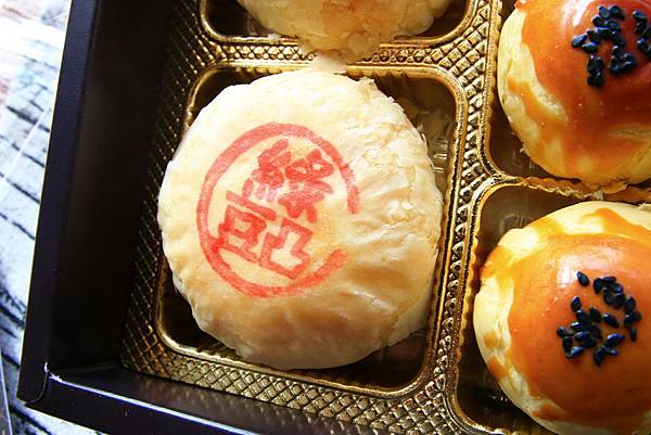 【中秋節月餅禮盒開箱文！】８家不同品牌老字號糕餅店評比！佳德糕餅、長興餅店、雪花齋、王師父餅舖、宝泉百年餅舖、台北犁記、月十二曲、君城本家，哪一家最推薦、最好吃！