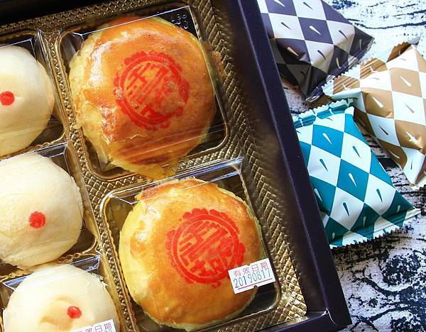 【中秋節月餅禮盒開箱文！】８家不同品牌老字號糕餅店評比！佳德糕餅、長興餅店、雪花齋、王師父餅舖、宝泉百年餅舖、台北犁記、月十二曲、君城本家，哪一家最推薦、最好吃！