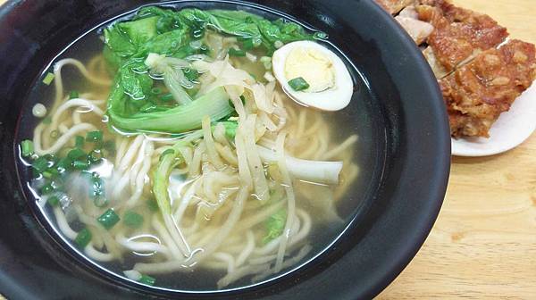 【台北美食】芝山小吃-厚度超過3公分的超厚實酥脆去骨雞腿