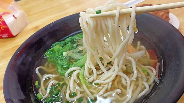 【台北美食】芝山小吃-厚度超過3公分的超厚實酥脆去骨雞腿