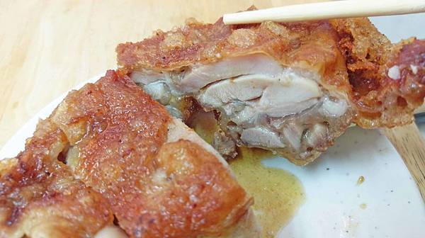 【台北美食】芝山小吃-厚度超過3公分的超厚實酥脆去骨雞腿