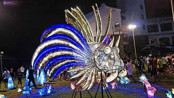 【2019澎湖國際海灣燈光節】15米大鯨魚主燈、400米星空虹橋，詳細內容介紹，完整拍攝體驗分享