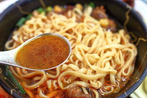 【新莊美食】阿忠牛肉麵-超過30年老店，濃郁香氣逼人的湯頭讓你一喝就愛不釋手