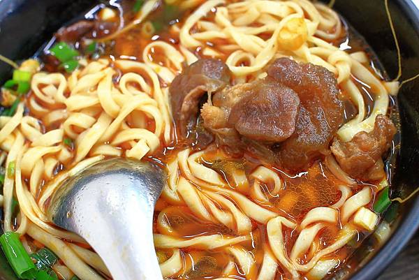 【新莊美食】阿忠牛肉麵-超過30年老店，濃郁香氣逼人的湯頭讓你一喝就愛不釋手