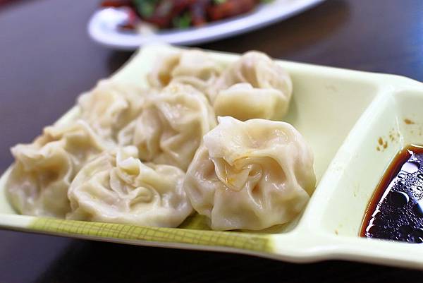 【新莊美食】阿忠牛肉麵-超過30年老店，濃郁香氣逼人的湯頭讓你一喝就愛不釋手