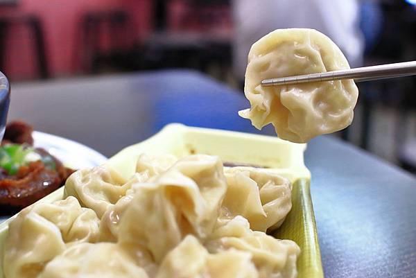 【新莊美食】阿忠牛肉麵-超過30年老店，濃郁香氣逼人的湯頭讓你一喝就愛不釋手