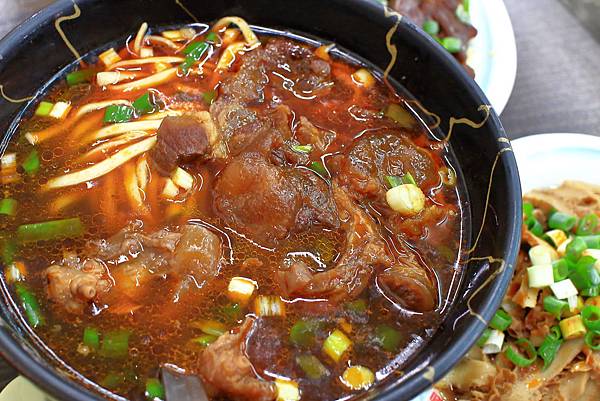 【新莊美食】阿忠牛肉麵-超過30年老店，濃郁香氣逼人的湯頭讓你一喝就愛不釋手