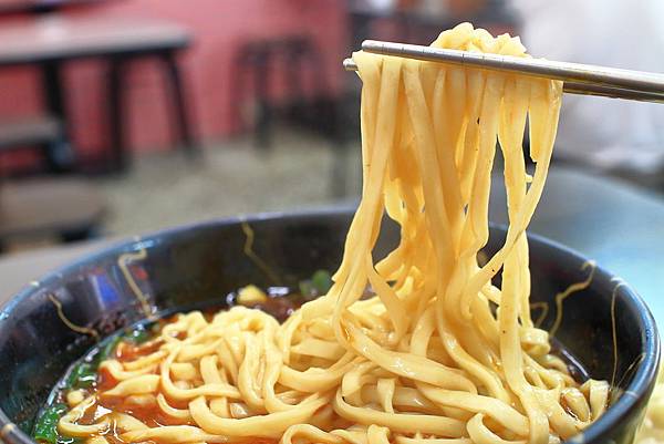 【新莊美食】阿忠牛肉麵-超過30年老店，濃郁香氣逼人的湯頭讓你一喝就愛不釋手