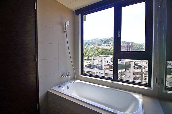 【汐止建案】忠孝大院-千坪莊園，有如大型院園般舒適環境，鄰近火車站5分鐘，生活機能樣樣都方便