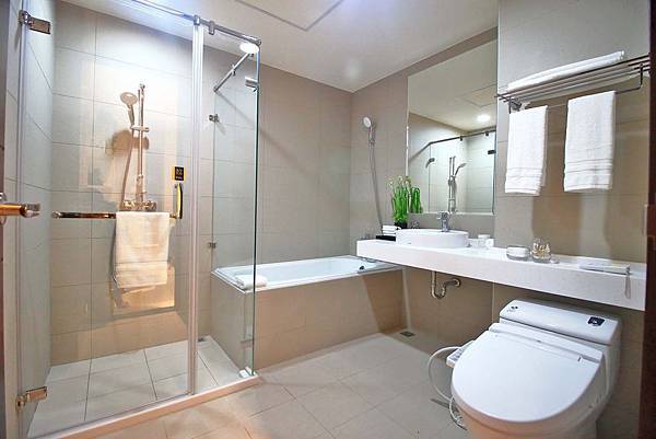 【汐止建案】忠孝大院-千坪莊園，有如大型院園般舒適環境，鄰近火車站5分鐘，生活機能樣樣都方便