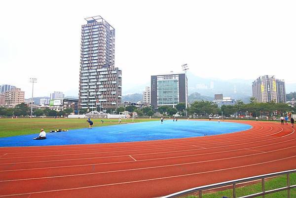 【汐止建案】忠孝大院-千坪莊園，有如大型院園般舒適環境，鄰近火車站5分鐘，生活機能樣樣都方便