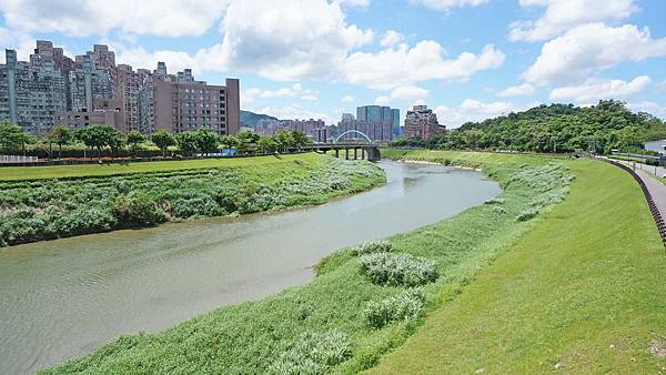 【汐止建案】忠孝大院-千坪莊園，有如大型院園般舒適環境，鄰近火車站5分鐘，生活機能樣樣都方便