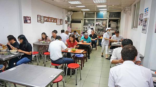 【台北美食】阿娥水餃-每到中午用餐時間必定大排長龍的水餃店