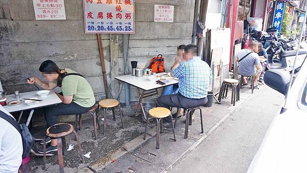 【台北美食】香菇肉粥-沒有店名沒有招牌的超強平價路邊攤美食