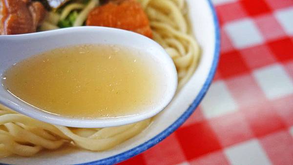 【沖繩美食】宮里そば-無敵便宜又美味讓人讚不絕口的焢肉麵