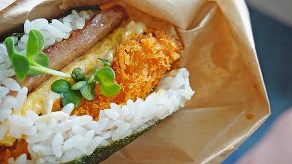 【沖繩美食】豬肉蛋飯糰ポークたまごおにぎり-排隊人潮從來沒有停過的必吃排隊美食