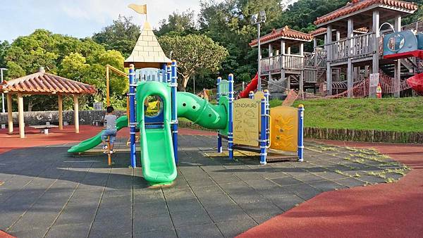 【沖繩景點】浦添公園溜滑梯-長度超過90公尺需滑1分鐘以上的超長滾輪式溜滑梯